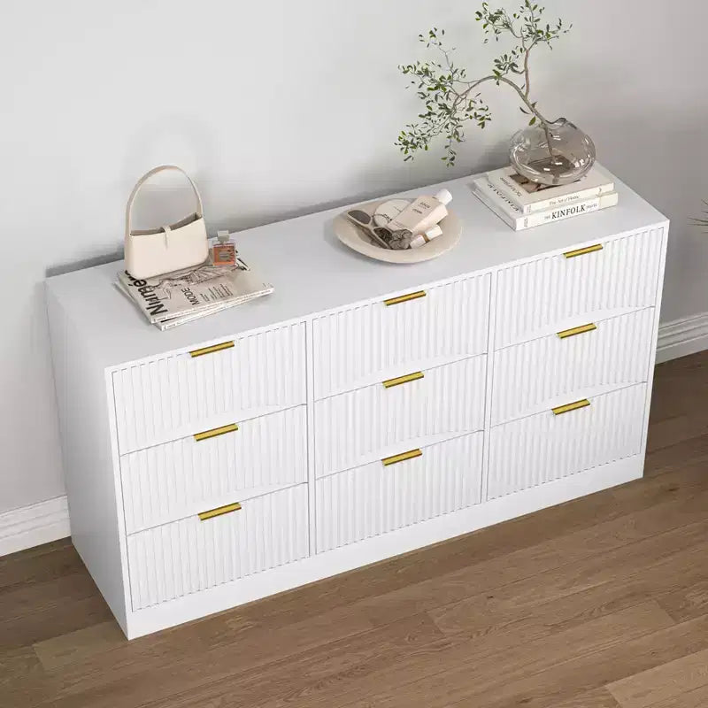 Cómoda blanca de 9 cajones con frente ondulado y tiradores dorados, 160 cm