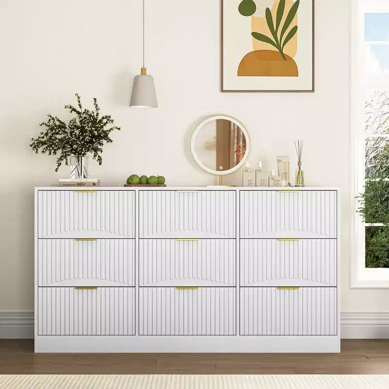Cómoda blanca de 9 cajones con frente ondulado y tiradores dorados, 160 cm