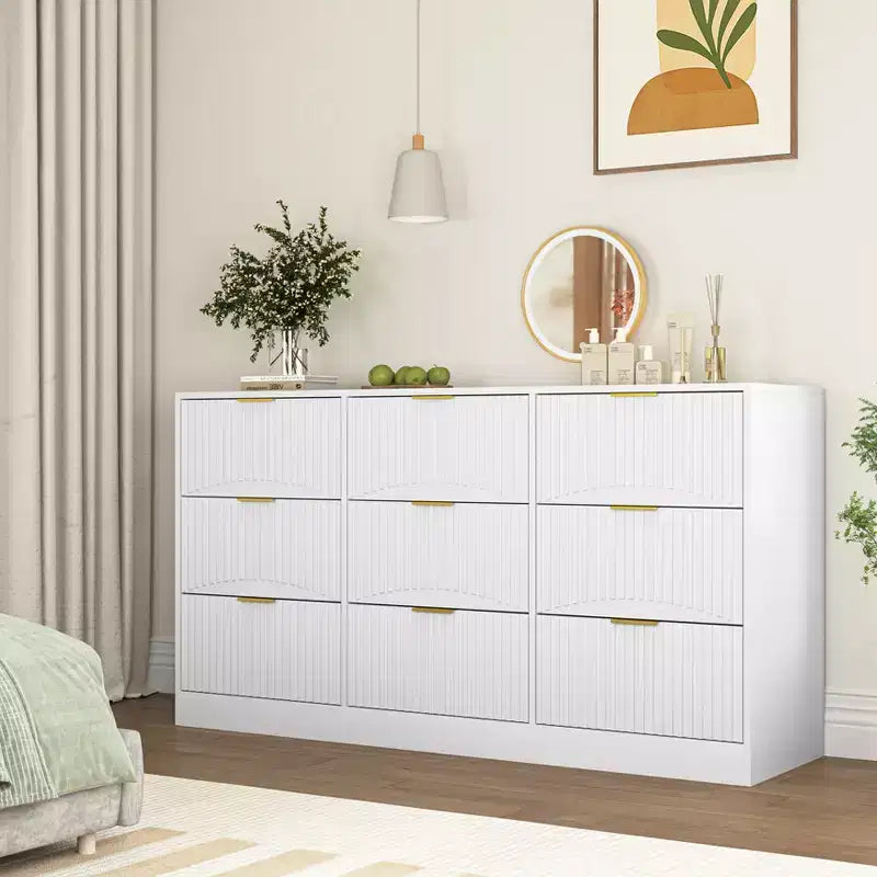 Cómoda blanca de 9 cajones con frente ondulado y tiradores dorados, 160 cm