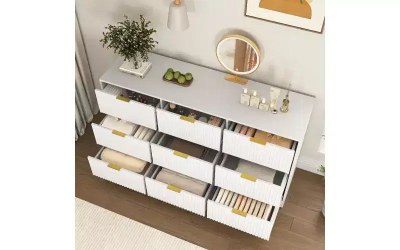 Cómoda blanca de 9 cajones con frente ondulado y tiradores dorados, 160 cm