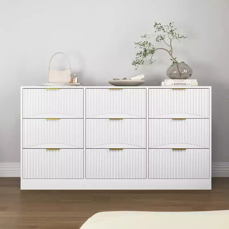 Cómoda blanca de 9 cajones con frente ondulado y tiradores dorados, 160 cm