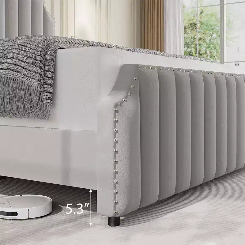 Cama tapizada de terciopelo con plataforma – Cabecero y piecero con canales, Ribete de tachuelas, Negro / Gris claro / Blanco roto, 1–2 personas