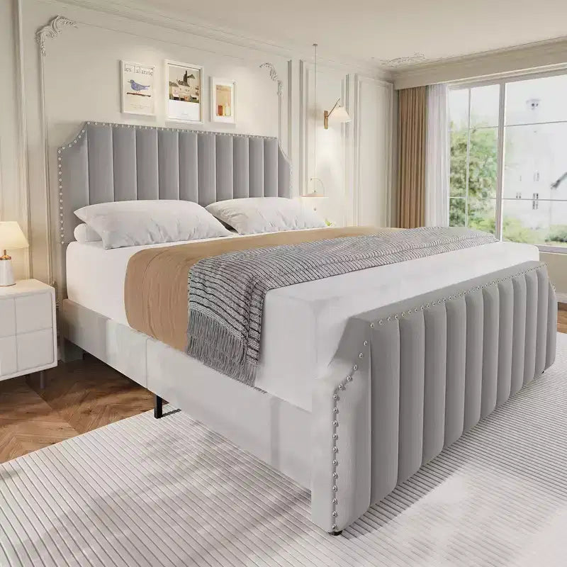 Cama tapizada de terciopelo con plataforma – Cabecero y piecero con canales, Ribete de tachuelas, Negro / Gris claro / Blanco roto, 1–2 personas