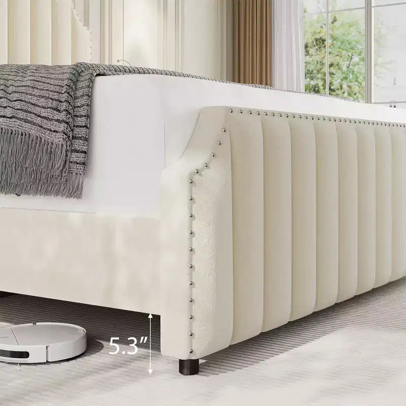 Cama tapizada de terciopelo con plataforma – Cabecero y piecero con canales, Ribete de tachuelas, Negro / Gris claro / Blanco roto, 1–2 personas