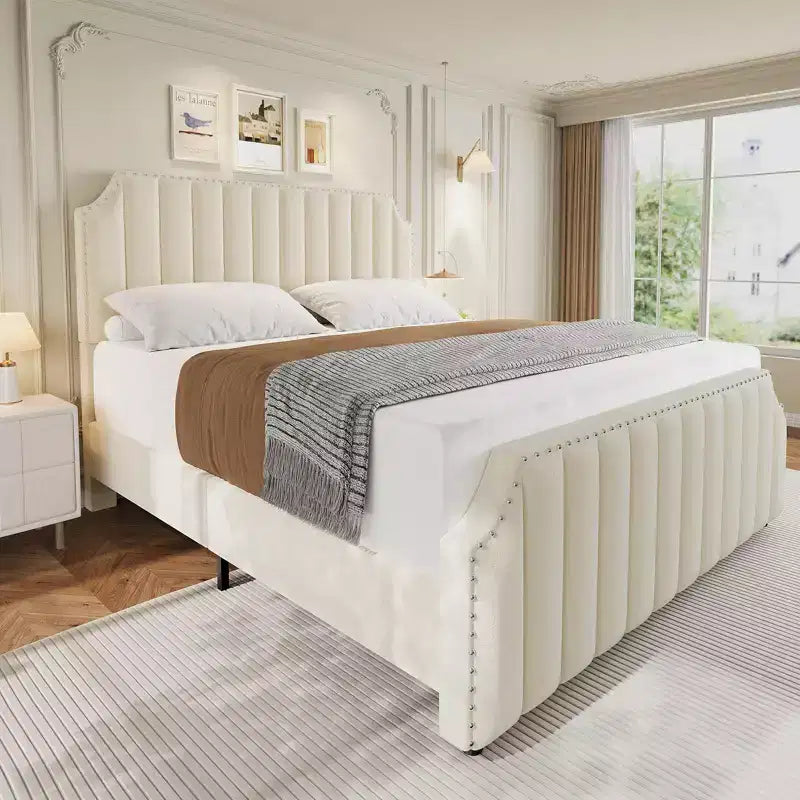 Cama tapizada de terciopelo con plataforma – Cabecero y piecero con canales, Ribete de tachuelas, Negro / Gris claro / Blanco roto, 1–2 personas