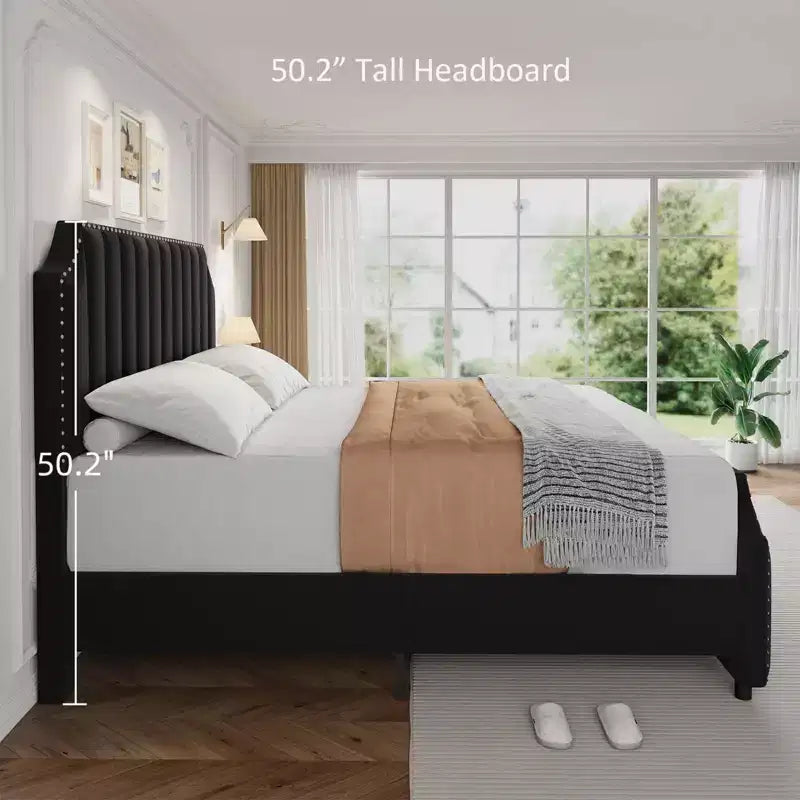 Cama tapizada de terciopelo con plataforma – Cabecero y piecero con canales, Ribete de tachuelas, Negro / Gris claro / Blanco roto, 1–2 personas