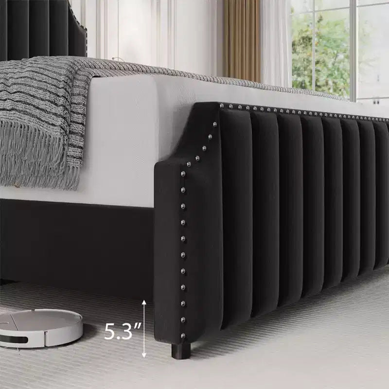 Cama tapizada de terciopelo con plataforma – Cabecero y piecero con canales, Ribete de tachuelas, Negro / Gris claro / Blanco roto, 1–2 personas