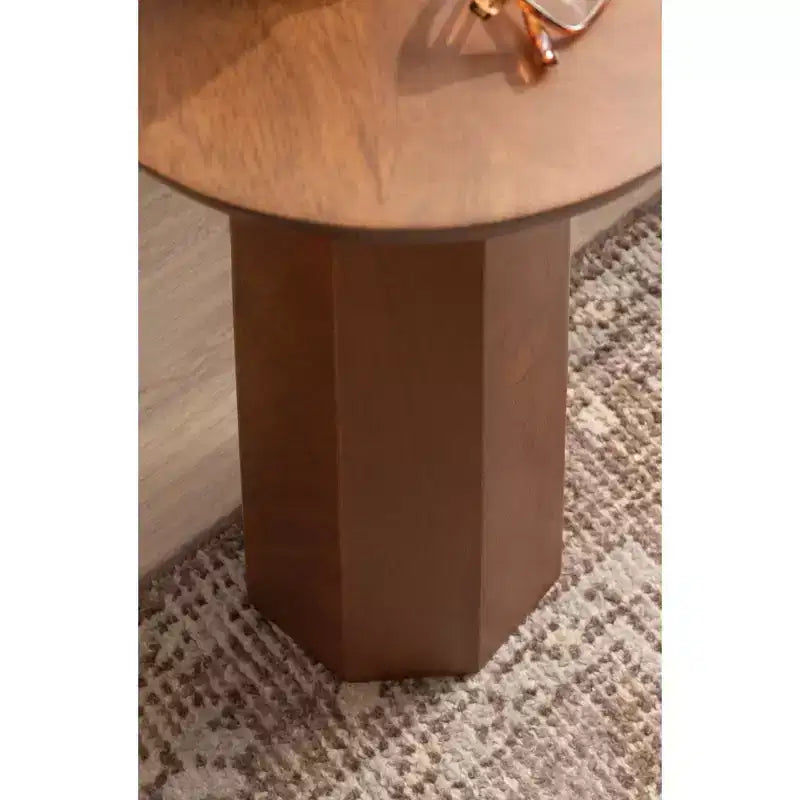 Mesa auxiliar de pedestal redonda de madera en marrón nogal/natural, individual